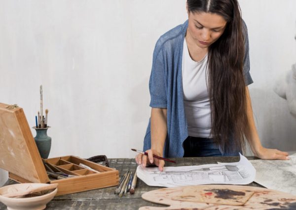 kobieta obraz w studio sztuki