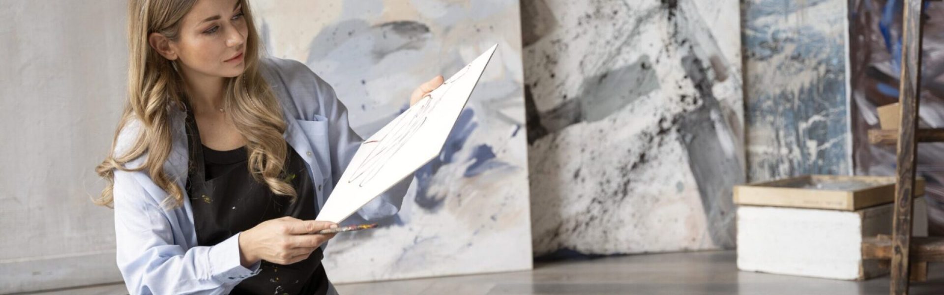 pelny strzal kobiety trzymajacej plotno